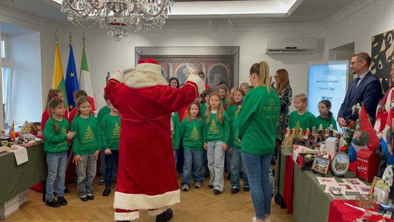 Italijos ambasadoje pristatyta Tarptautinės Kalėdų labdaros mugės programa