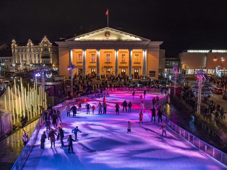 Žiema sugrįžta į sostinę: Rotušės aikštėje atsivers kalėdinė čiuožykla su nauja žiūrovų tribūna