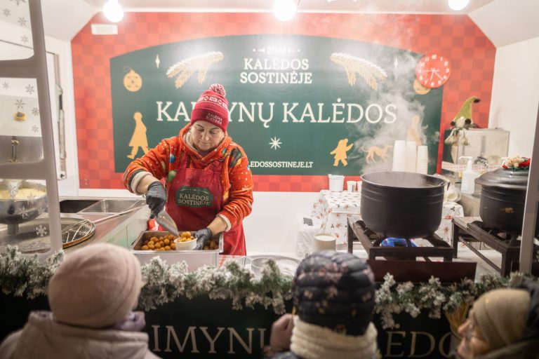 „Kaimynų Kalėdos“ grįžta į Vilniaus seniūnijas – nuoširdūs pokalbiai su kaimynais, nemokami saldėsiai ir kitos pramogos