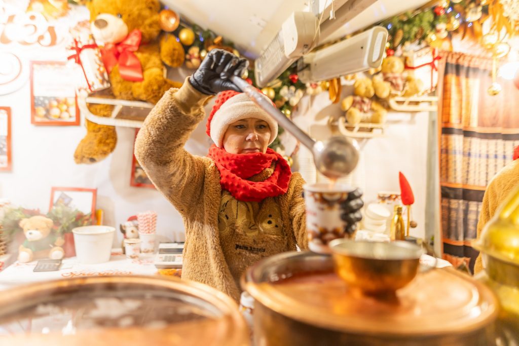 Sostinės Kalėdų miestelyje – naujas tvarumo sprendimas: veiks daugkartinių puodelių užstato sistema