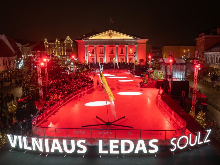 Rotušės aikštėje atidaryta kalėdinė čiuožykla „Vilniaus ledas“
