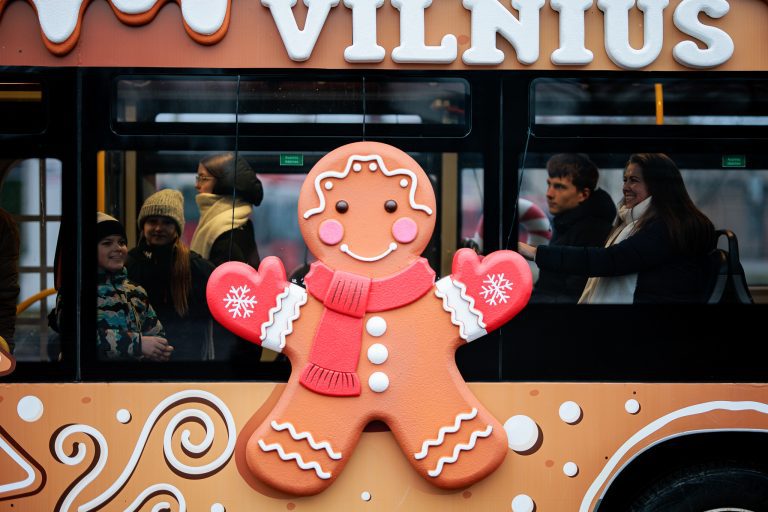 Vilniuje startuoja šventinis Kalėdinis autobusas – kituose maršrutuose skambės gyvas choras