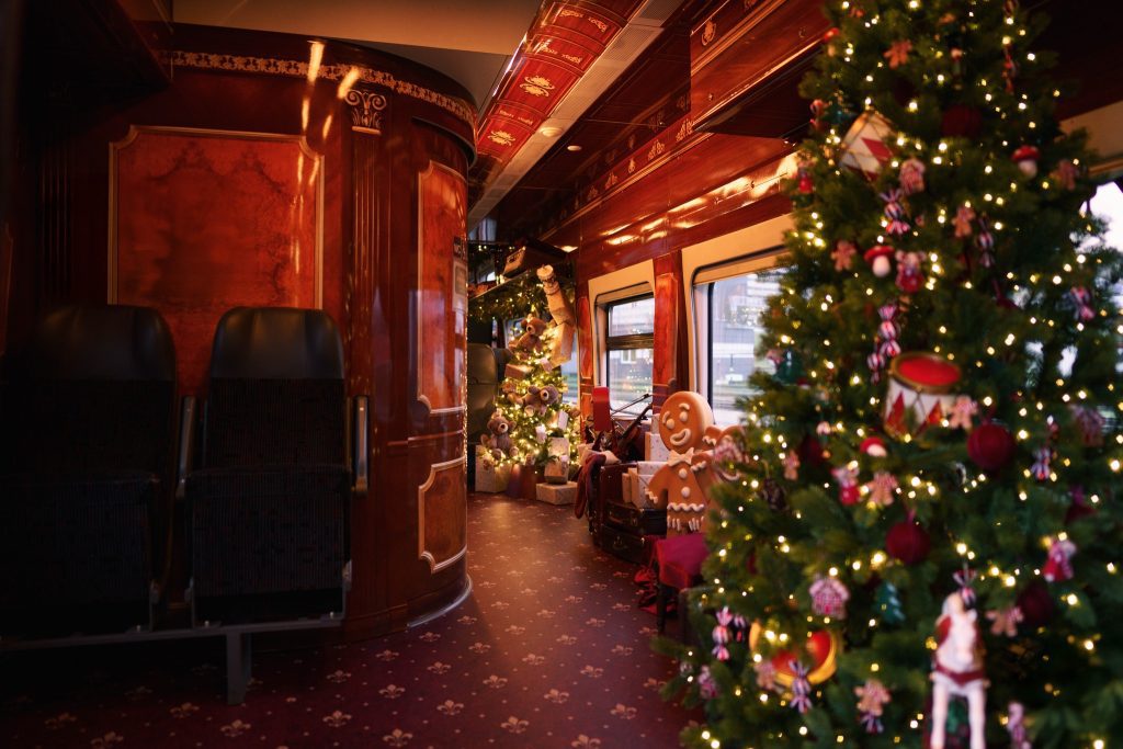 Kalėdos skamba bėgių ritmu: šventiniai traukiniai ir keliautojus palydėsianti muzika