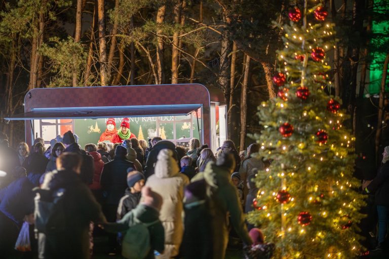 „Kaimynų Kalėdų“ autobusiuko kelionė artėja į pabaigą: vilniečius suburs dar šešiose seniūnijose