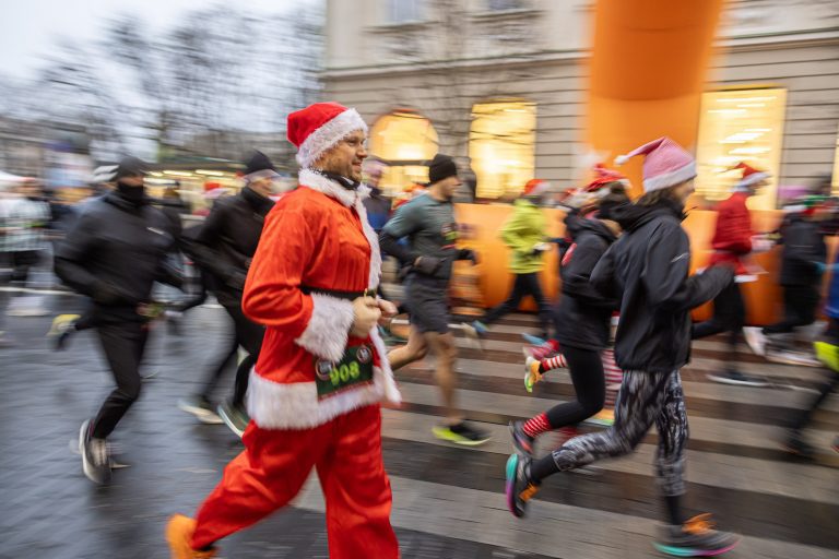 Pirmąjį gruodžio šeštadienį – tradicinis kalėdinis bėgimas: bus eismo ribojimų