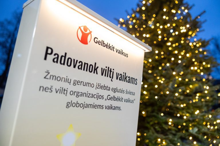 Vilniuje sužibo pirma tokia Lietuvoje kalėdinė eglutė: kviečia visuomenę šventiniu laikotarpiu suteikti viltį vaikams